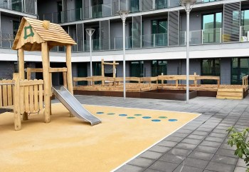 ein Spielplatz, der auf einer Dachterrasse für eine Kinderkrippe in Luxemburg eingerichtet wurde