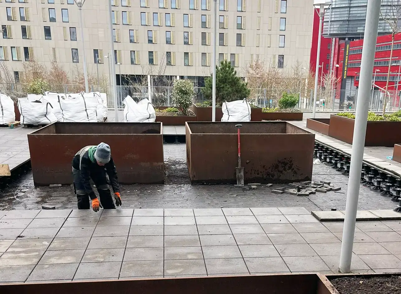 Sturdy paving for a solid base