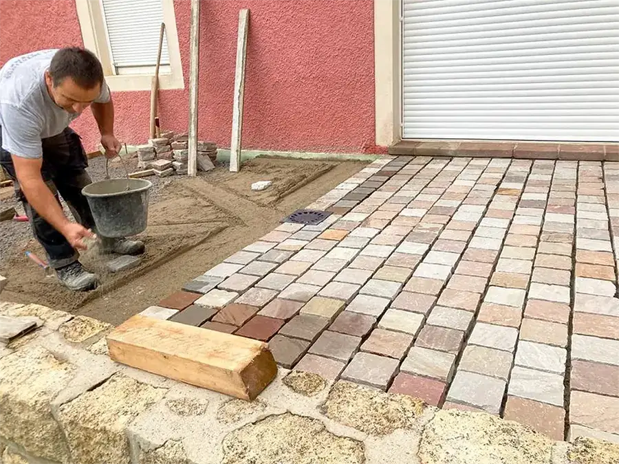 La pierre est un matériau à la fois durable et naturel pour vos murets, allées ou vos terrasses et tous vos aménagements d'extérieurs.