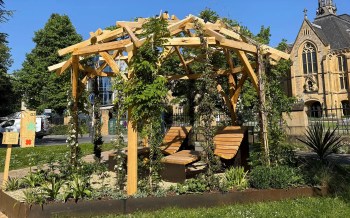Bionische Pergola, entworfen, gebaut und installiert von Plantations Weisen.