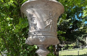 Blumenkasten aus Stein mit kunstvollen Motiven im Garten der Villa Pétrusse in Luxemburg-Stadt.