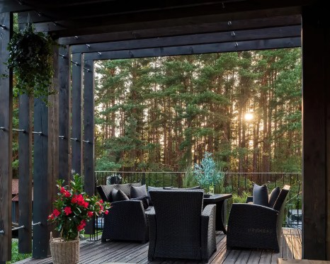 Le jardin devient un espace multifonctionnel en 2025 à cause des saisons douces. Réinvestir son extérieur en hiver est possible.