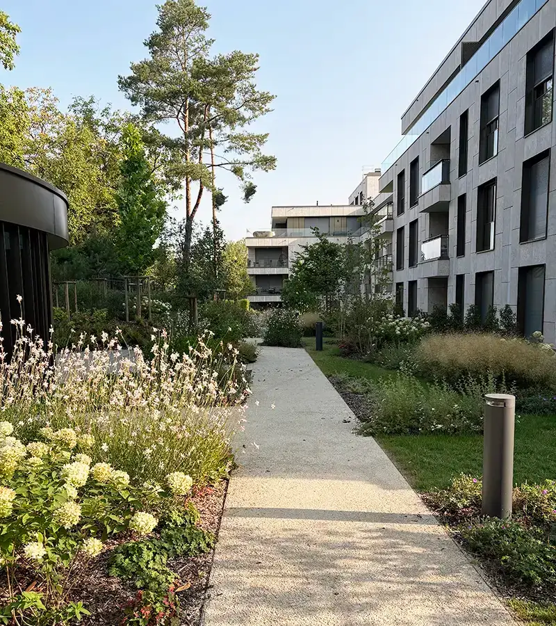 Plantations Weisen effectue la plantation de grands arbustes pour un résultat immédiat, pour les résidences au Luxembourg.