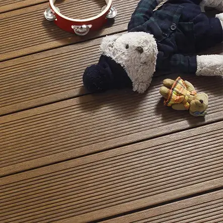 Le bois composite Fiberdeck finition Ipé est la solution idéale pour une terrasse antidérapante, garantie 20 ans, sans écharde et sans entretien.