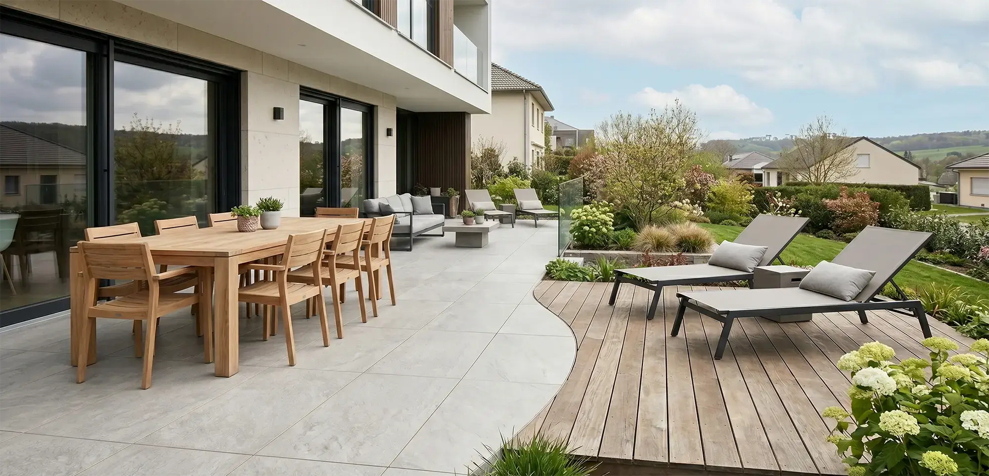 Une très belle maison au Limpertsberg avec une terrasse double (bois et cérame) conçue par un paysagiste professionnel.