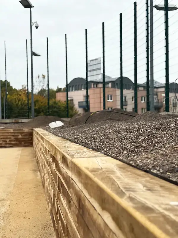 Il s'agit d'une structure faites de poutres en bois pour aménager l'espace d'une école au Luxembourg.