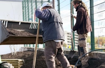L'équipe de jardiniers-paysagistes de Plantations Weisen est en train de mettre en place la terre pour les futures plantations.