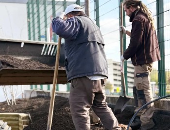 L'équipe de jardiniers-paysagistes de Plantations Weisen est en train de mettre en place la terre pour les futures plantations.