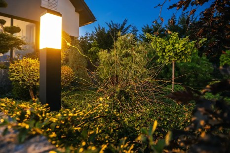 Gros plan sur une lampe extérieure dans les massifs d'une maison moderne au Luxembourg